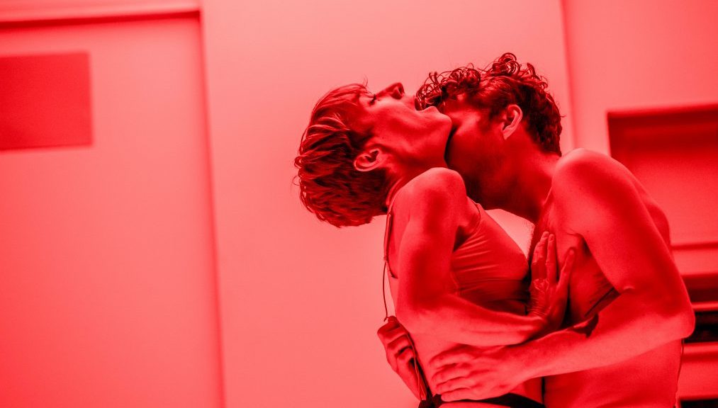 Polly Frame and Keegan Joyce in "Solaris"