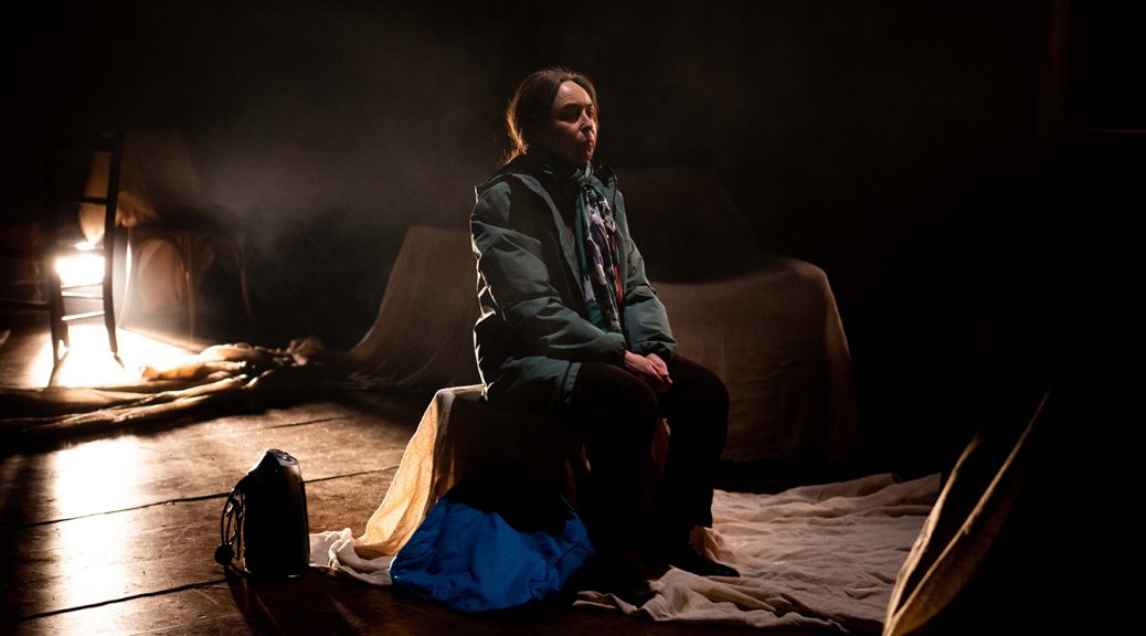 Samantha-Spiro-stars-in-Inside-from-the-Orange-Tree-Theatre-credit-Ali-Wright