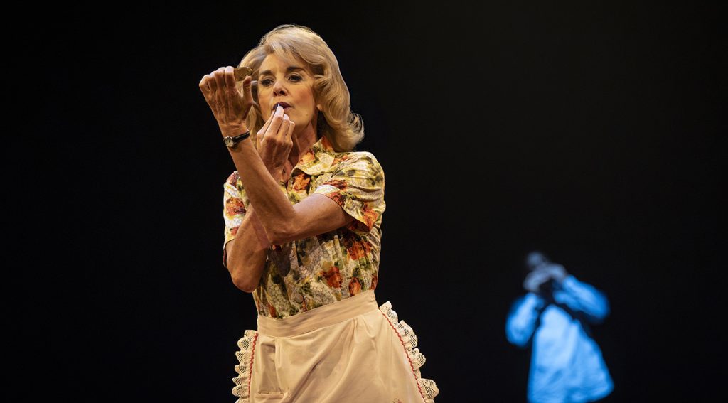 Tamzin-Outhwaite-in-Entertaining-Mr-Sloane-at-Young-Vic-credit-Ellie-Kurttz